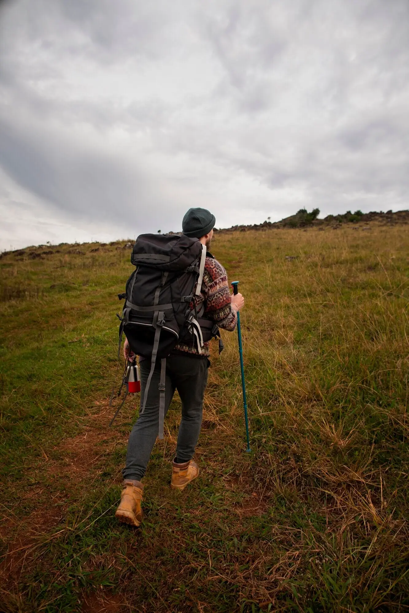 Ganzkörperaufnahme eines abenteuerlustigen Mannes beim Biwakieren.